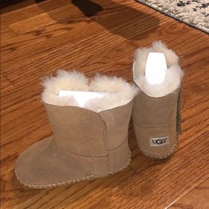 Uggs unisex size 4/5 (18-24months) never worn